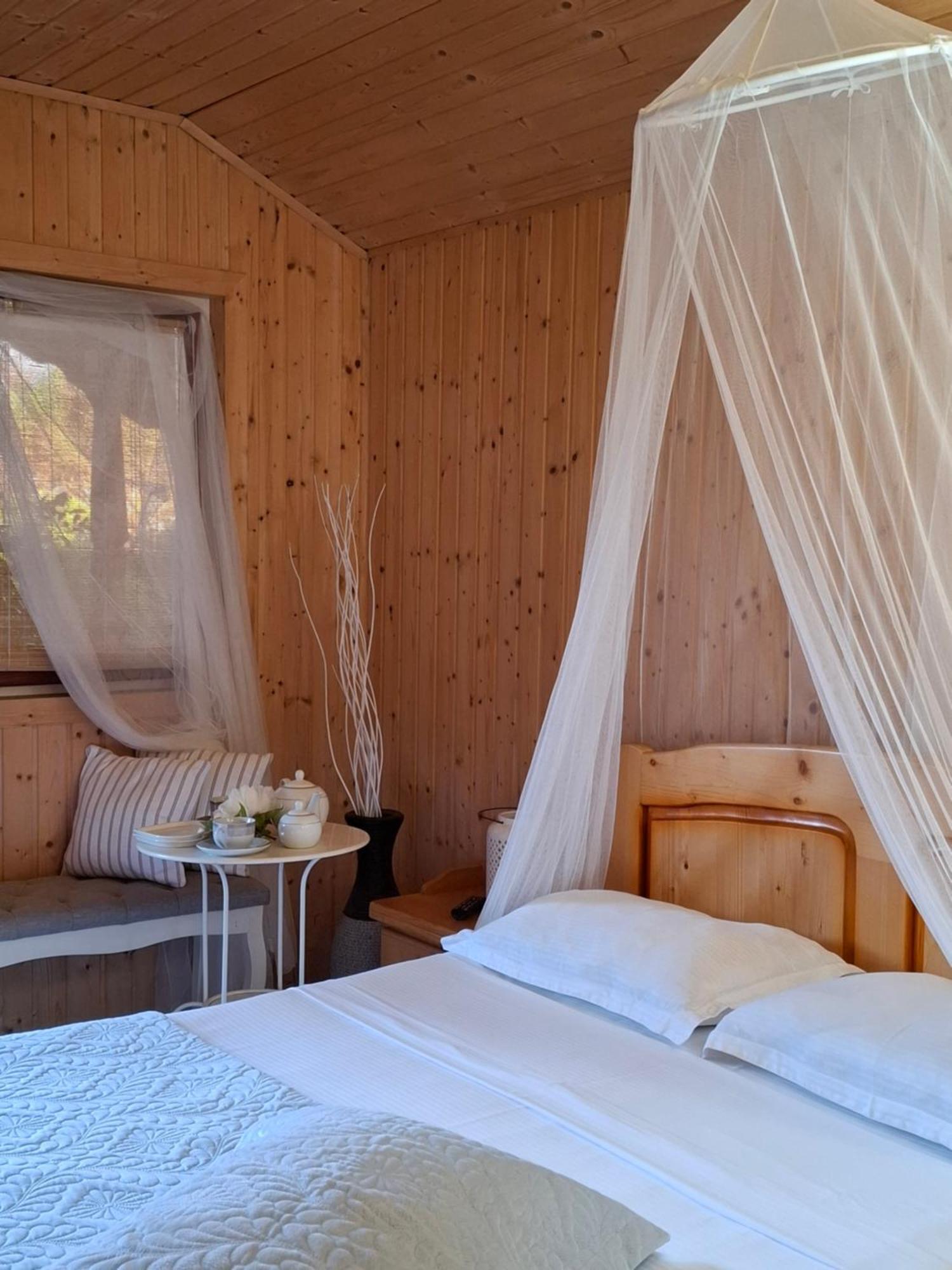 Cabane De Lemn Костинешти Экстерьер фото