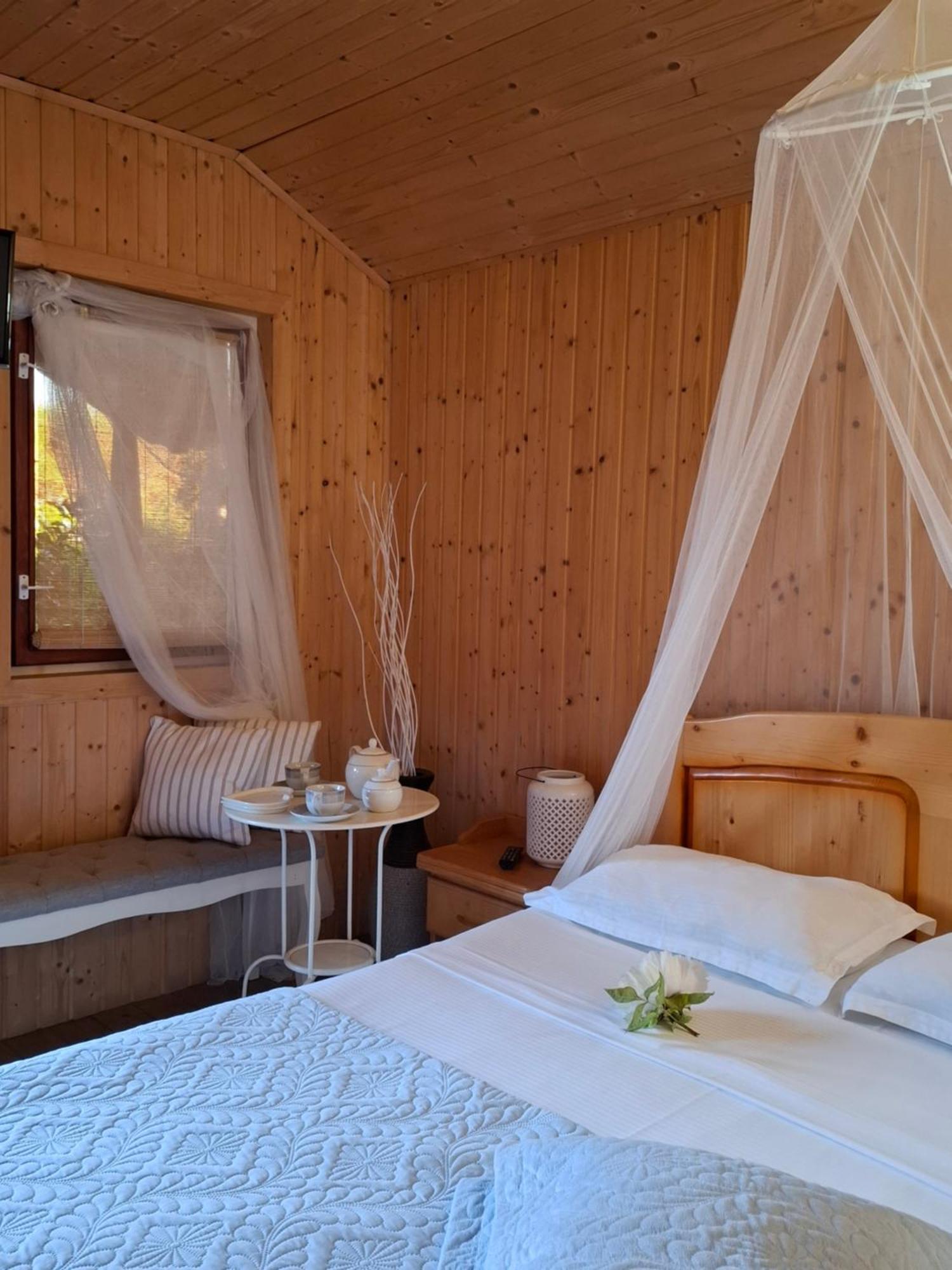 Cabane De Lemn Костинешти Экстерьер фото
